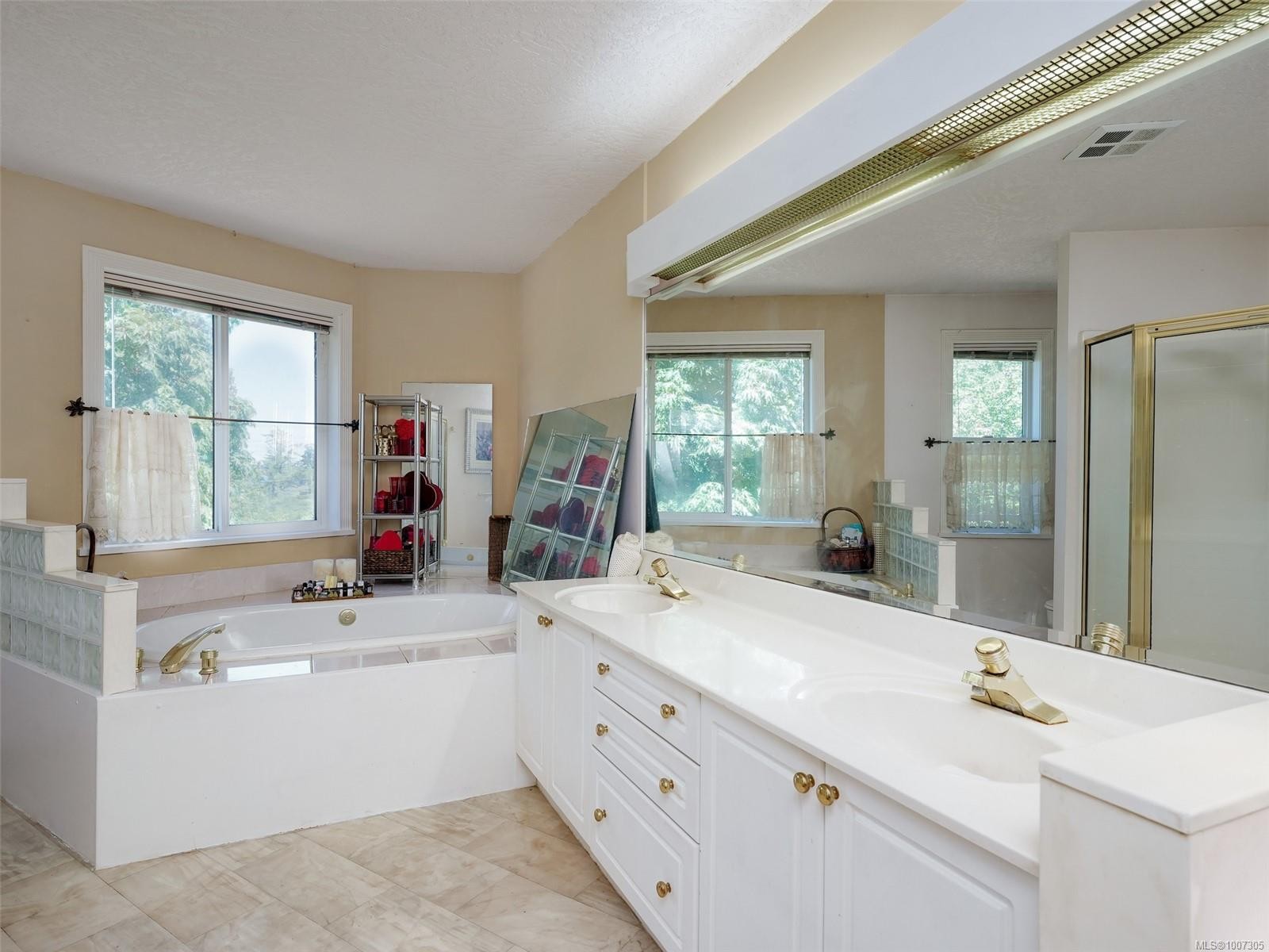 8626 Lochside Dr, North Saanich, BC