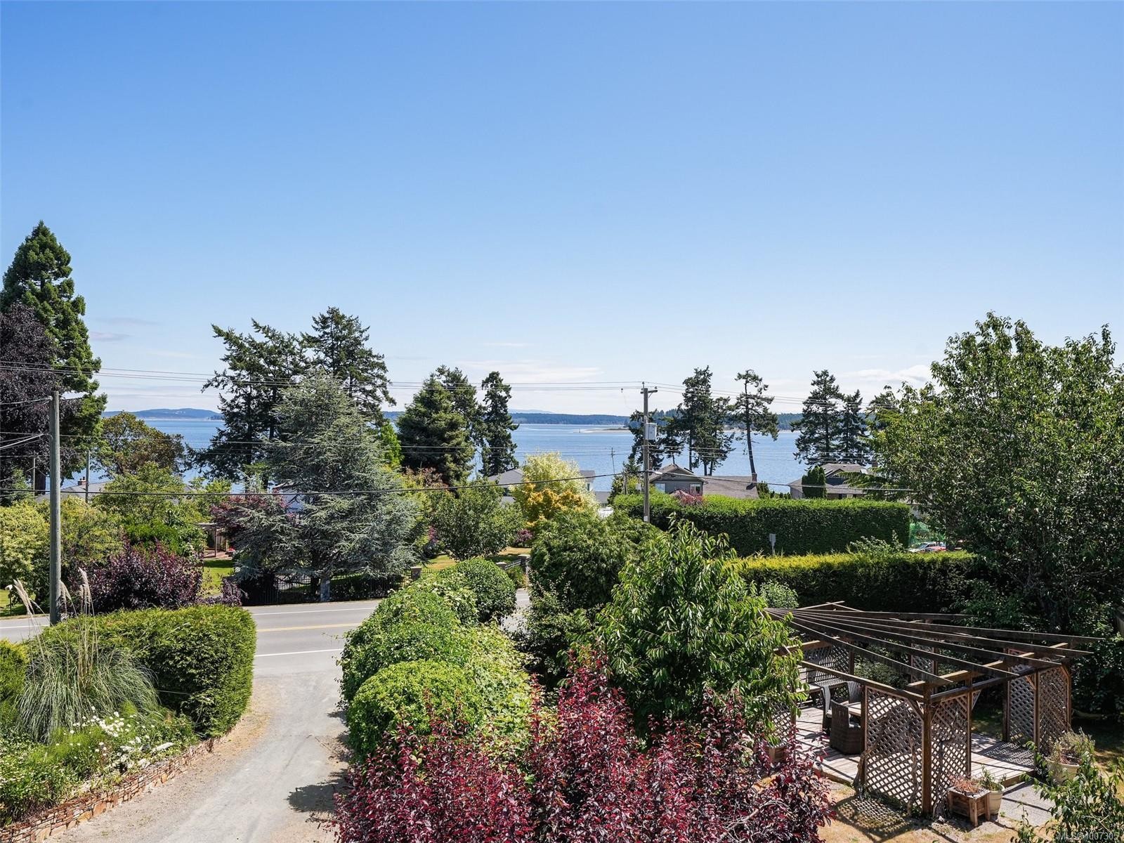 8626 Lochside Dr, North Saanich, BC
