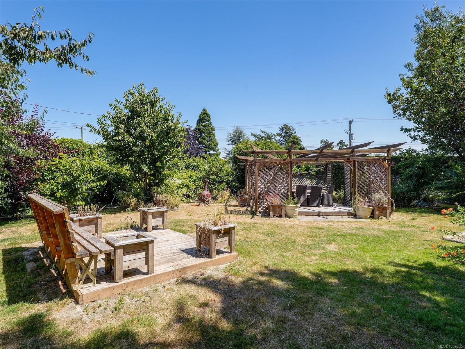 8626 Lochside Dr, North Saanich, BC