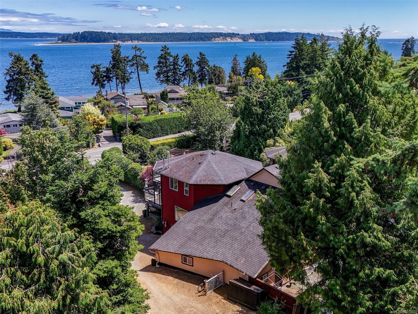 8626 Lochside Dr, North Saanich, BC