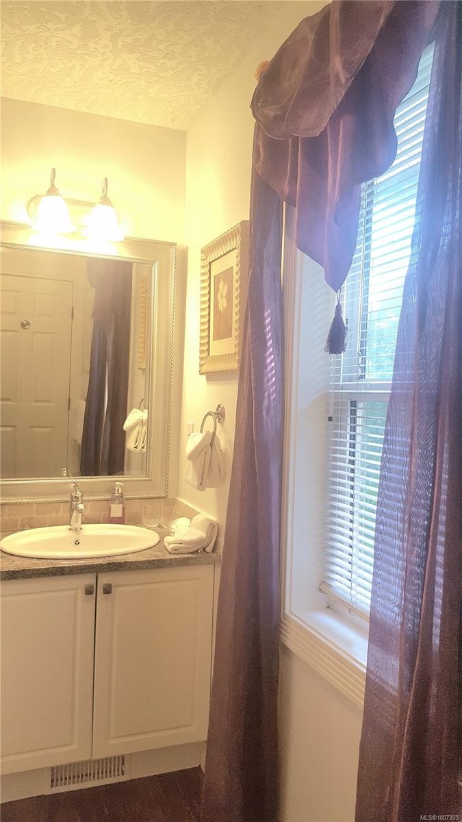 8626 Lochside Dr, North Saanich, BC