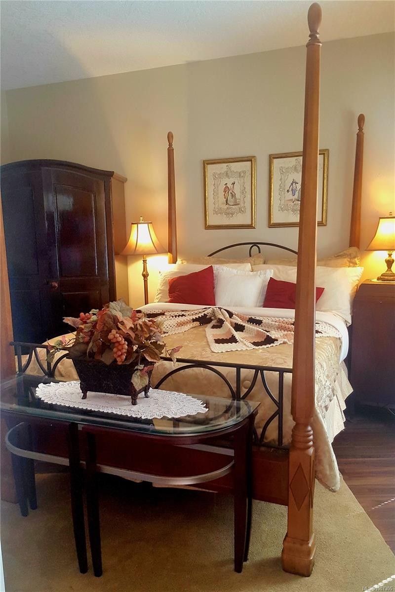 8626 Lochside Dr, North Saanich, BC