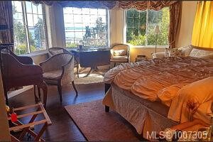 8626 Lochside Dr, North Saanich, BC