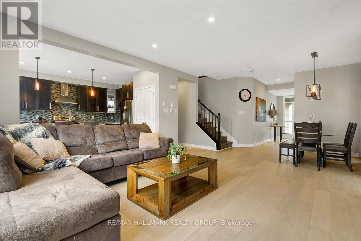 78 Russet Terrace, Ottawa, ON - Indoor Photo Showing Living Room