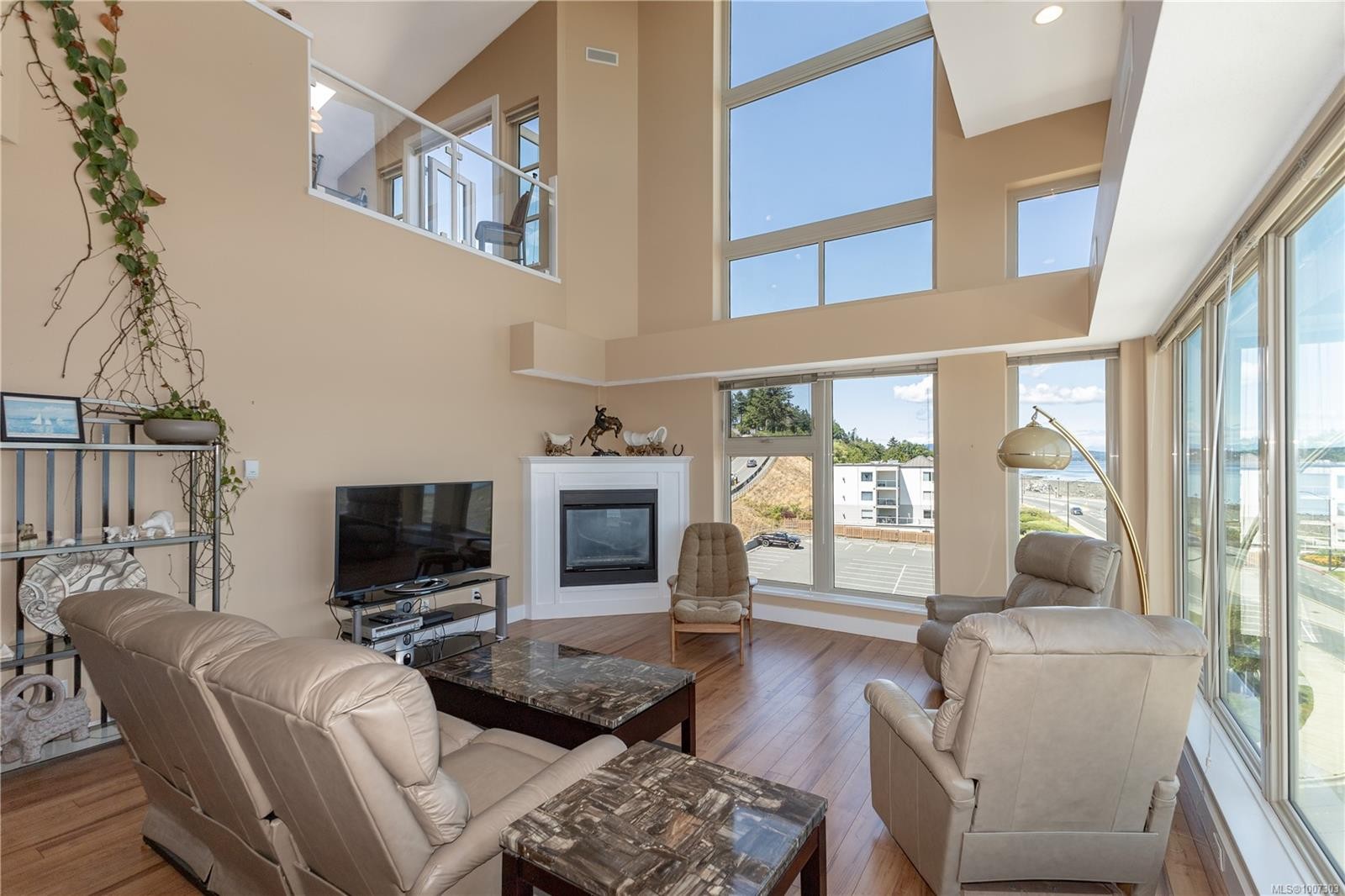 401-1392 Island Hwy South, Campbell River, BC - Indoor Photo Showing Living Room With Fireplace