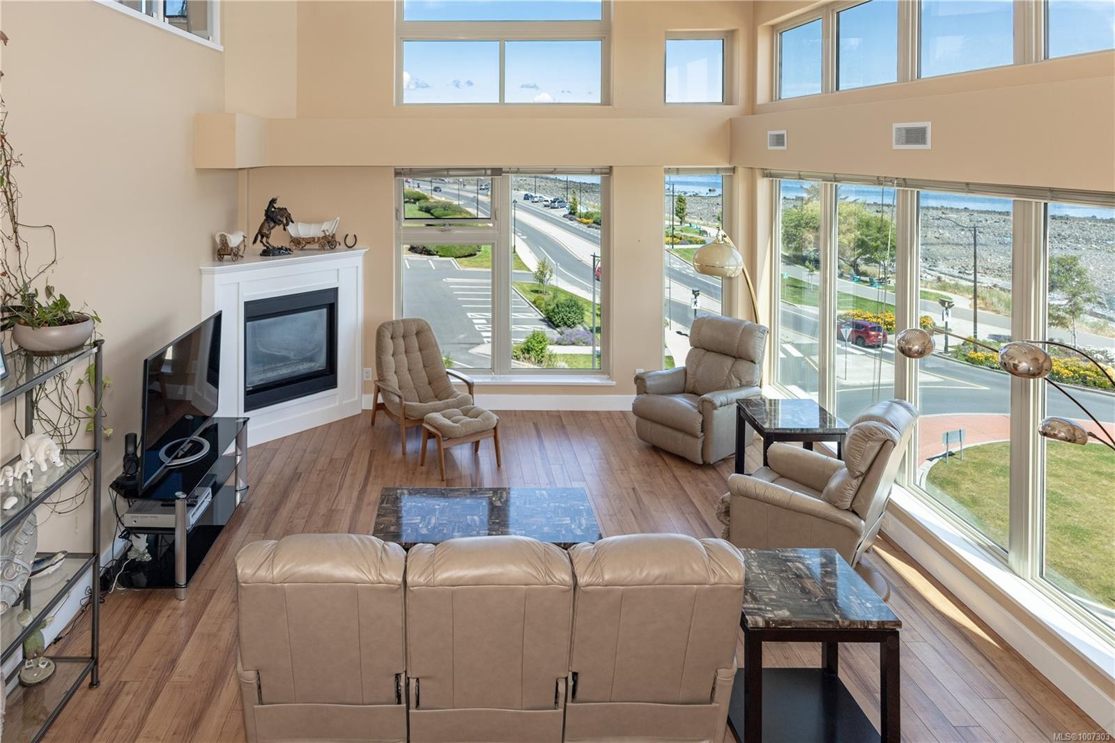 401-1392 Island Hwy South, Campbell River, BC - Indoor Photo Showing Living Room With Fireplace