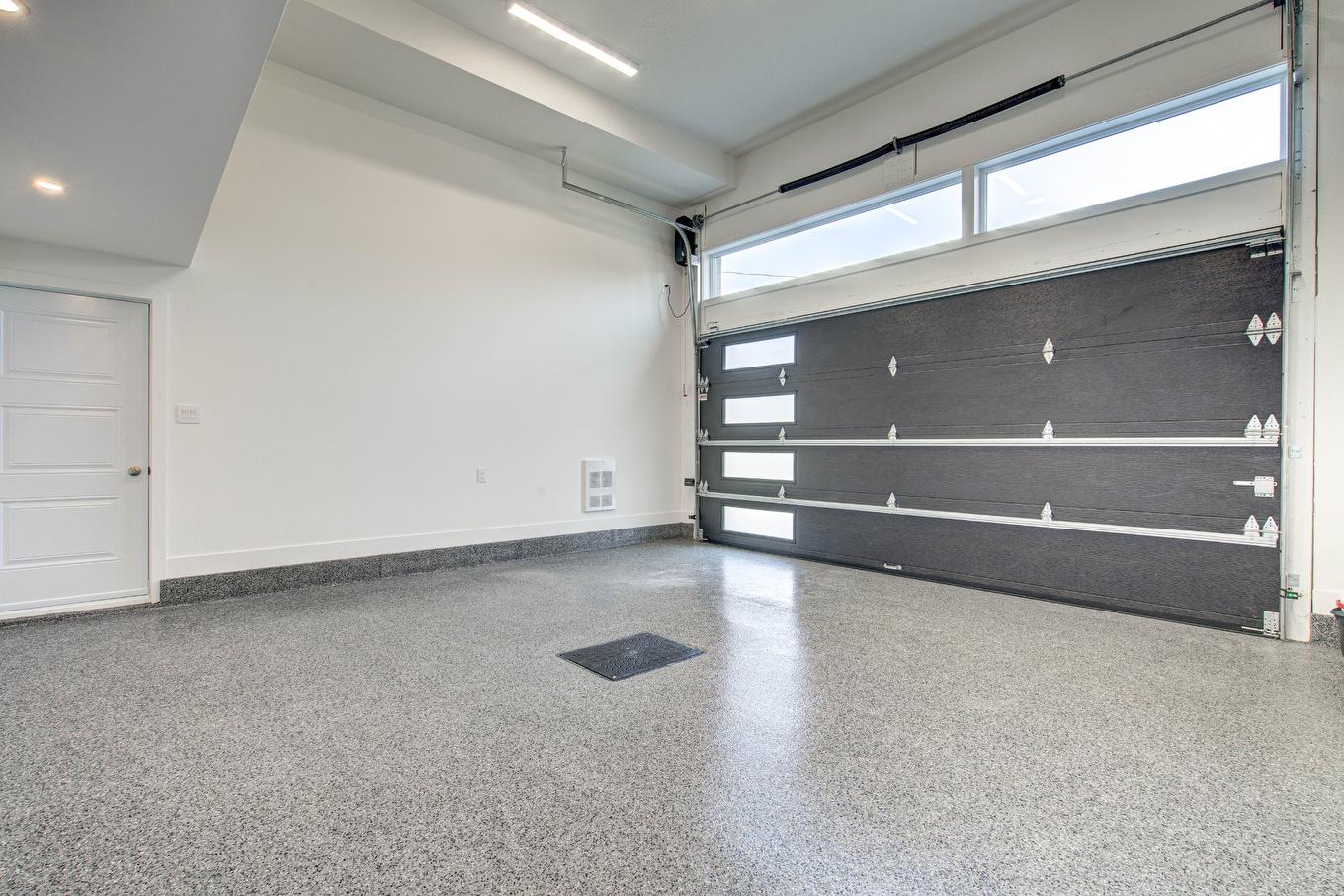 Garage - Rue Des Fortifications, Saint-Jean-Sur-Richelieu, QC - Indoor Photo Showing Garage