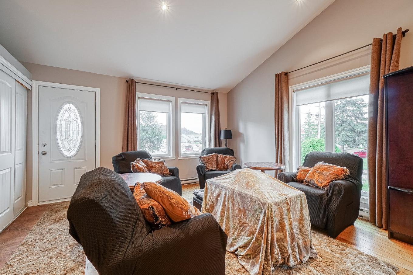 Living room - 33 Av. St-Denis, Saint-Sauveur, QC - Indoor Photo Showing Bedroom