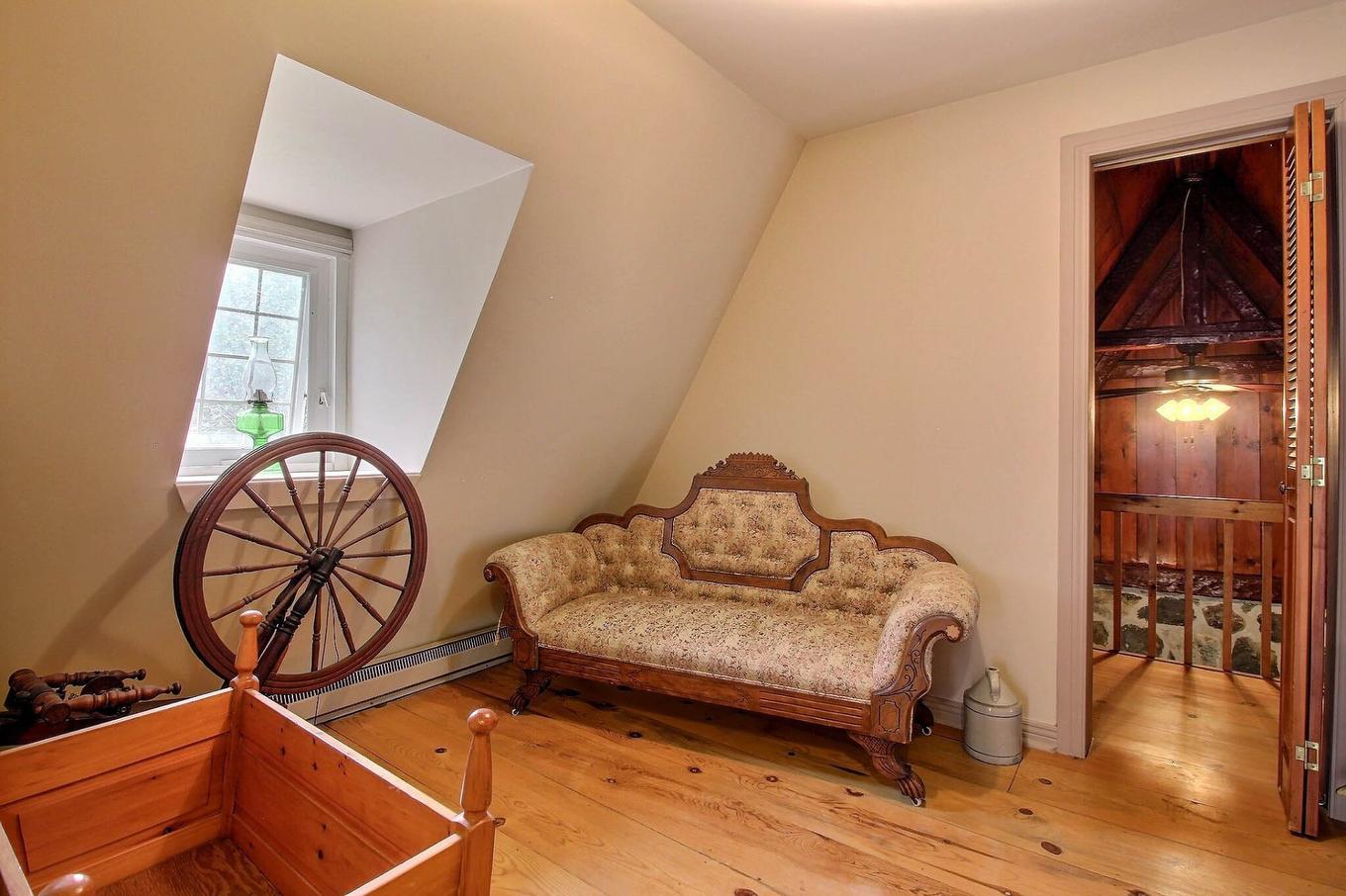 Den - 7655 Rue St-François N., Sherbrooke (Brompton/Rock Forest/Saint-Élie/Deauville), QC - Indoor