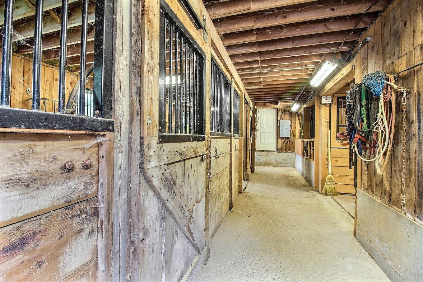 Stable - 7655 Rue St-François N., Sherbrooke (Brompton/Rock Forest/Saint-Élie/Deauville), QC - Indoor