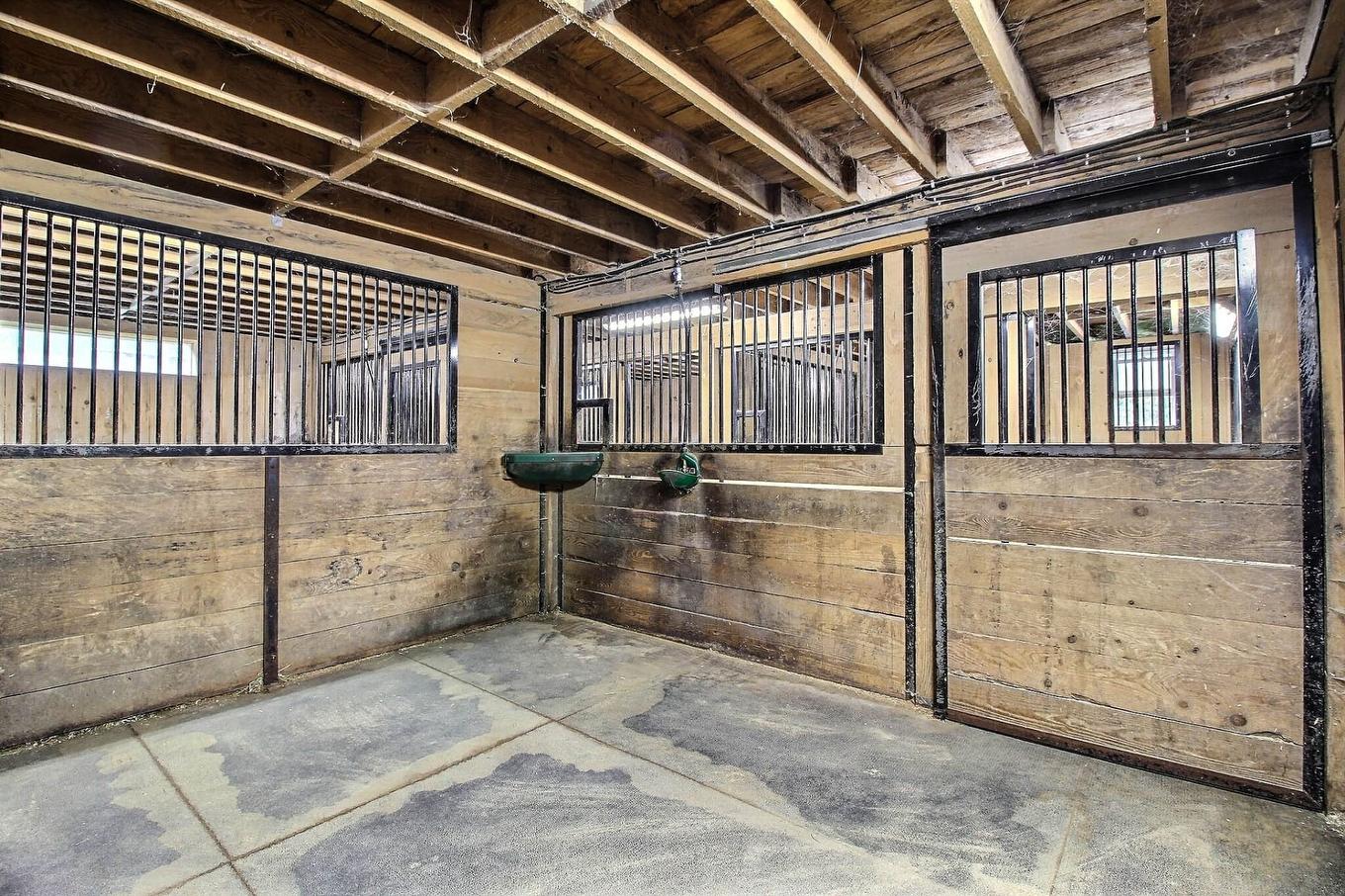 Stable - 7655 Rue St-François N., Sherbrooke (Brompton/Rock Forest/Saint-Élie/Deauville), QC - Indoor