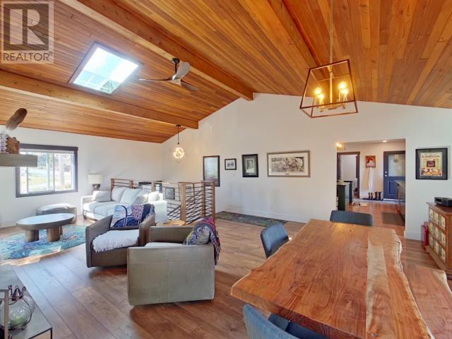 2545 Smelter Ave, Texada Island, BC - Indoor Photo Showing Living Room
