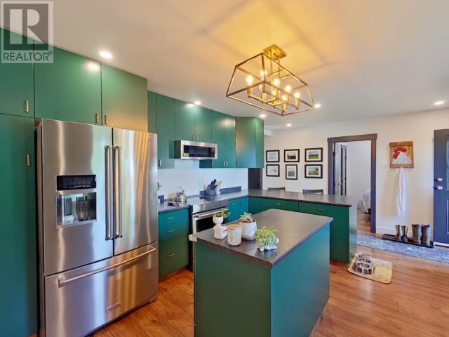 2545 Smelter Ave, Texada Island, BC - Indoor Photo Showing Kitchen With Upgraded Kitchen