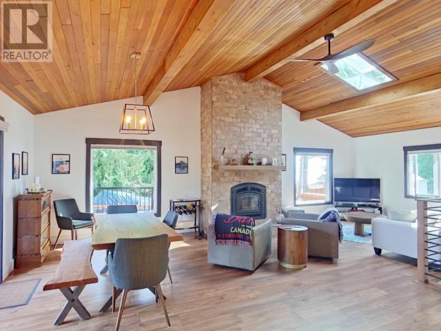 2545 Smelter Ave, Texada Island, BC - Indoor With Fireplace