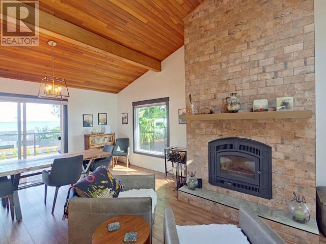 2545 Smelter Ave, Texada Island, BC - Indoor Photo Showing Living Room With Fireplace