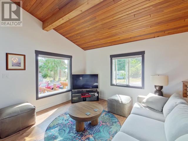 2545 Smelter Ave, Texada Island, BC - Indoor Photo Showing Living Room
