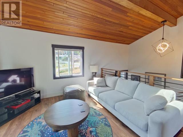 2545 Smelter Ave, Texada Island, BC - Indoor Photo Showing Living Room