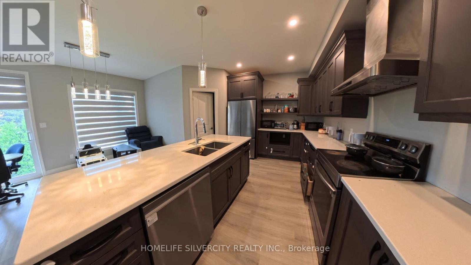 550 Bonaventure Court, Greater Sudbury, ON - Indoor Photo Showing Kitchen With Double Sink