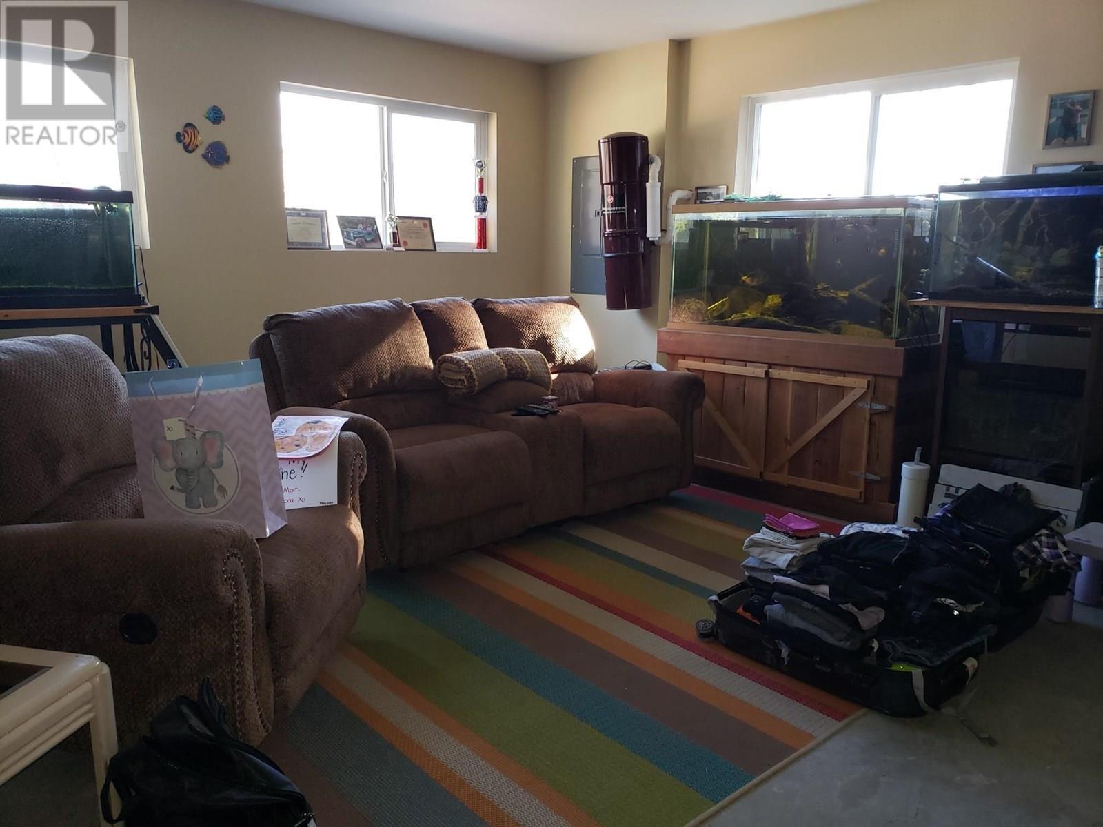 7589 Julsrud Road, Lone Butte, BC - Indoor Photo Showing Living Room