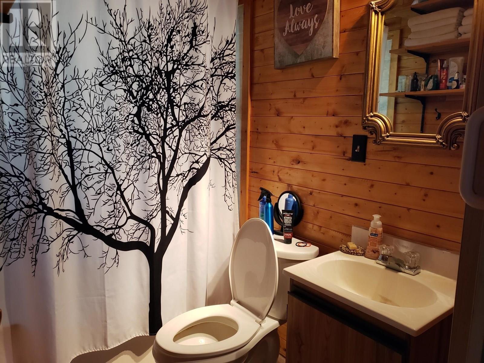 7589 Julsrud Road, Lone Butte, BC - Indoor Photo Showing Bathroom