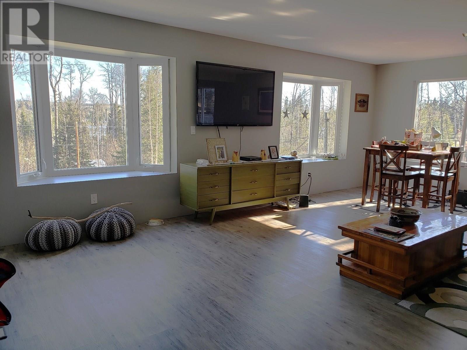 7589 Julsrud Road, Lone Butte, BC - Indoor Photo Showing Living Room
