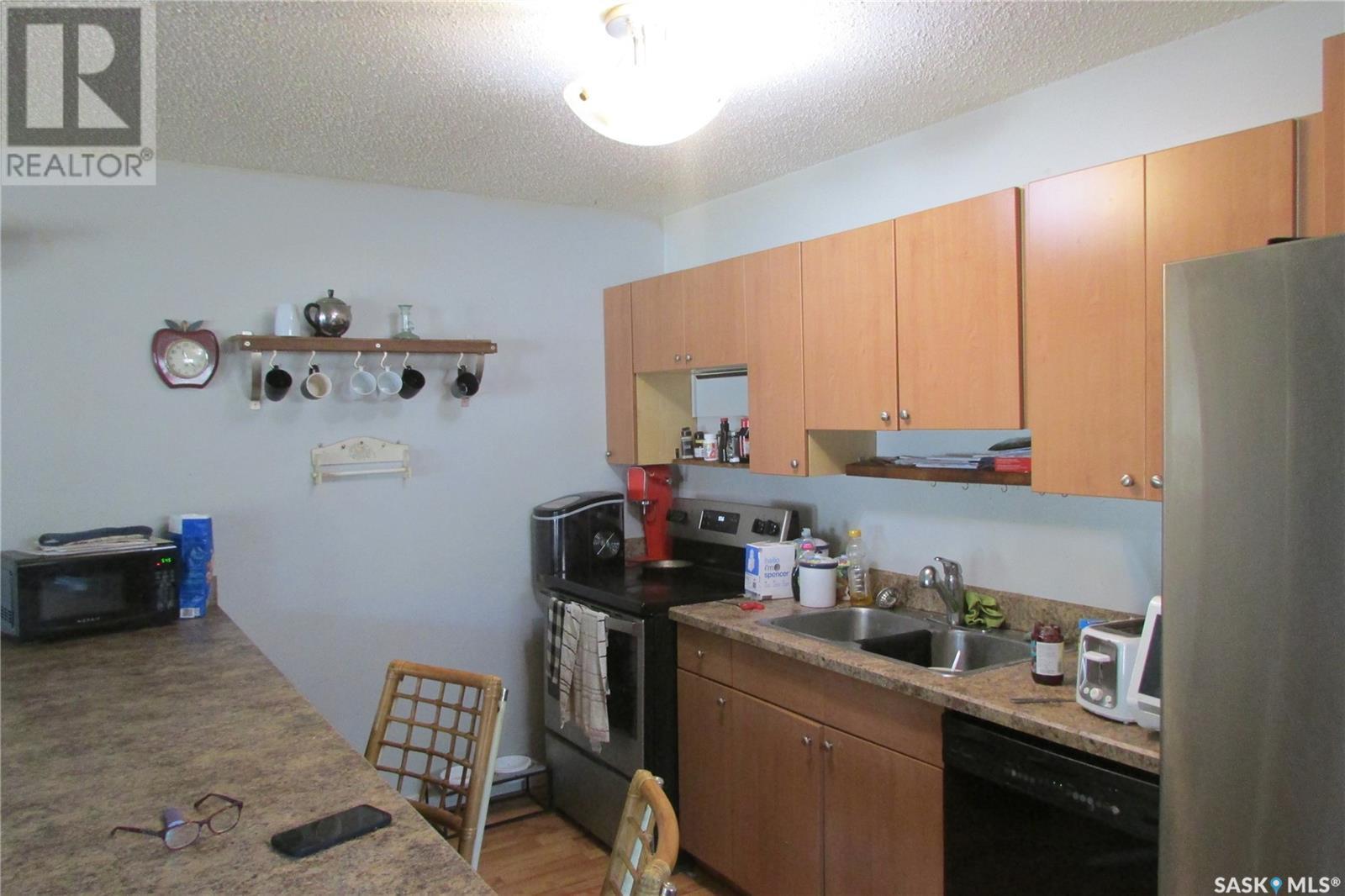 1455 Connaught Street, Regina, SK - Indoor Photo Showing Kitchen With Double Sink