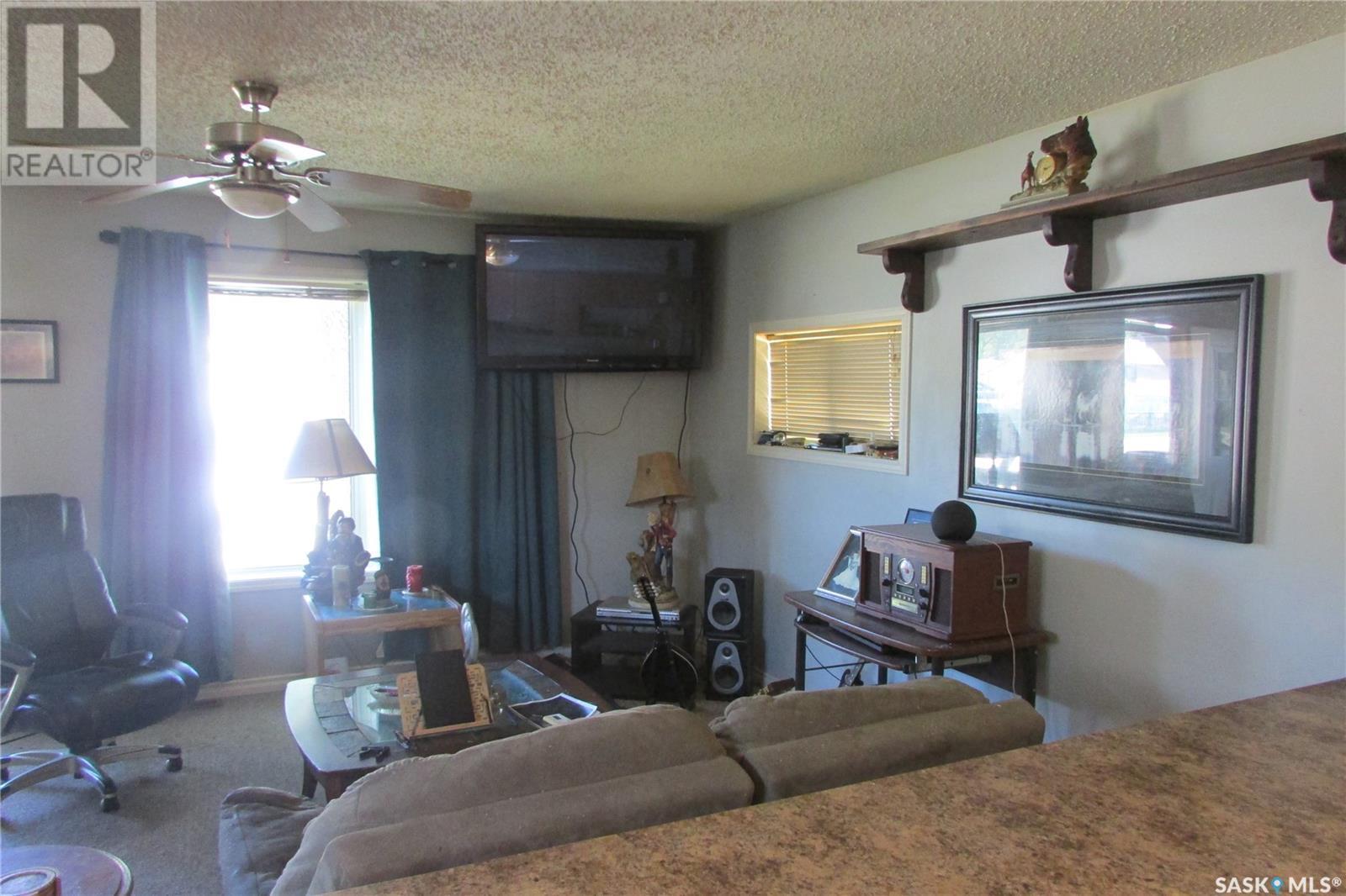 1455 Connaught Street, Regina, SK - Indoor Photo Showing Living Room