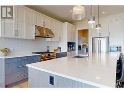 Chef's kitchen with high end appliances -