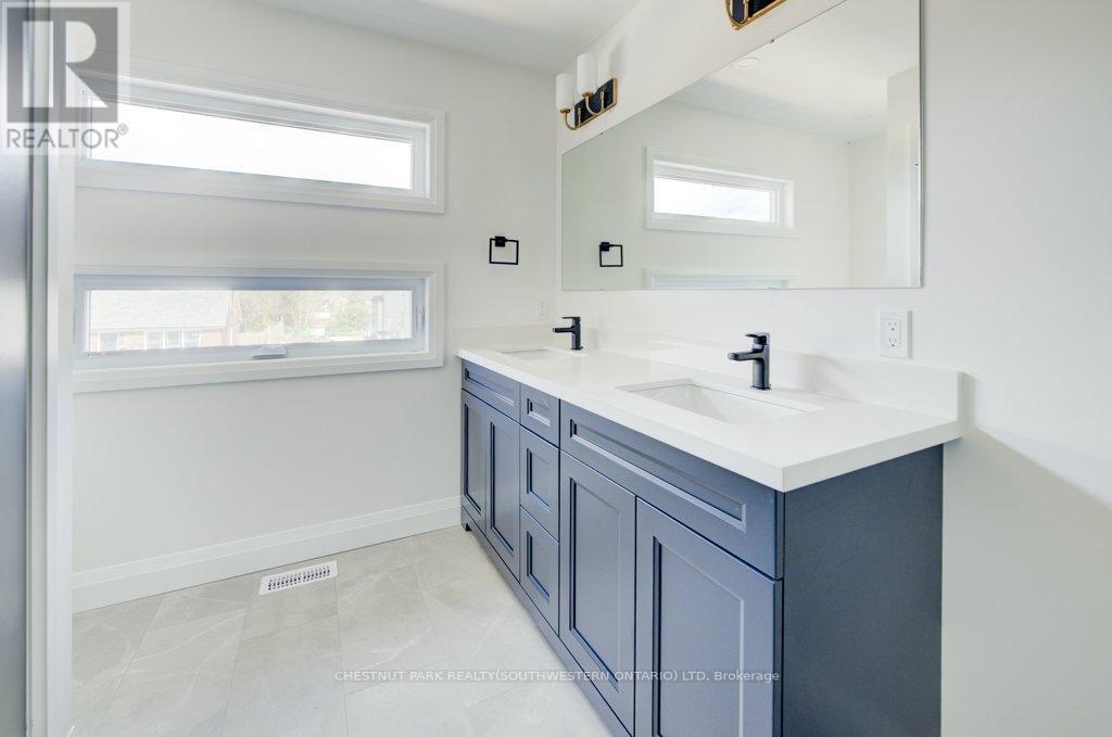 575 Guelph Street, Kitchener, ON - Indoor Photo Showing Bathroom