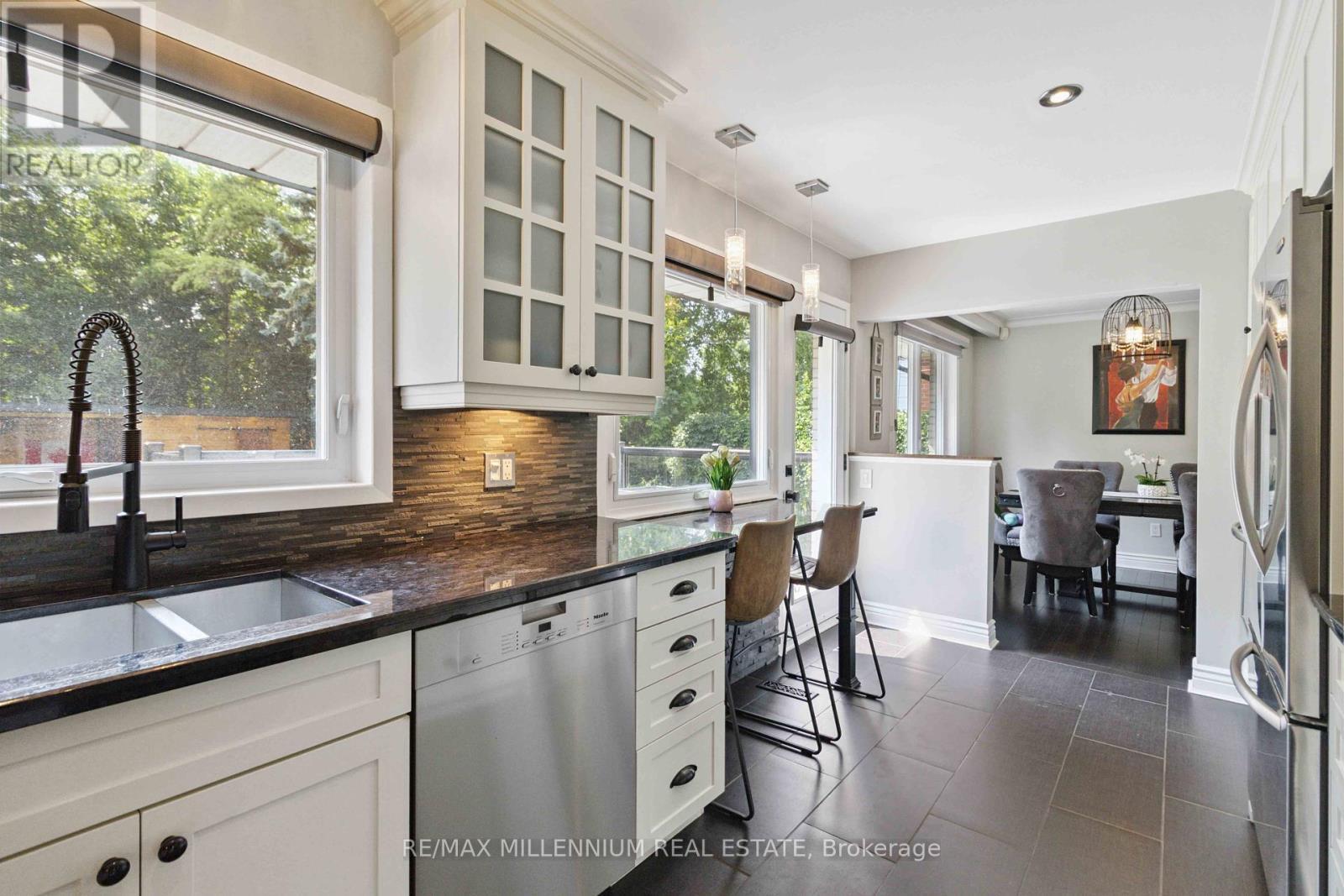 250 Daphne Avenue, Mississauga, ON - Indoor Photo Showing Kitchen With Upgraded Kitchen