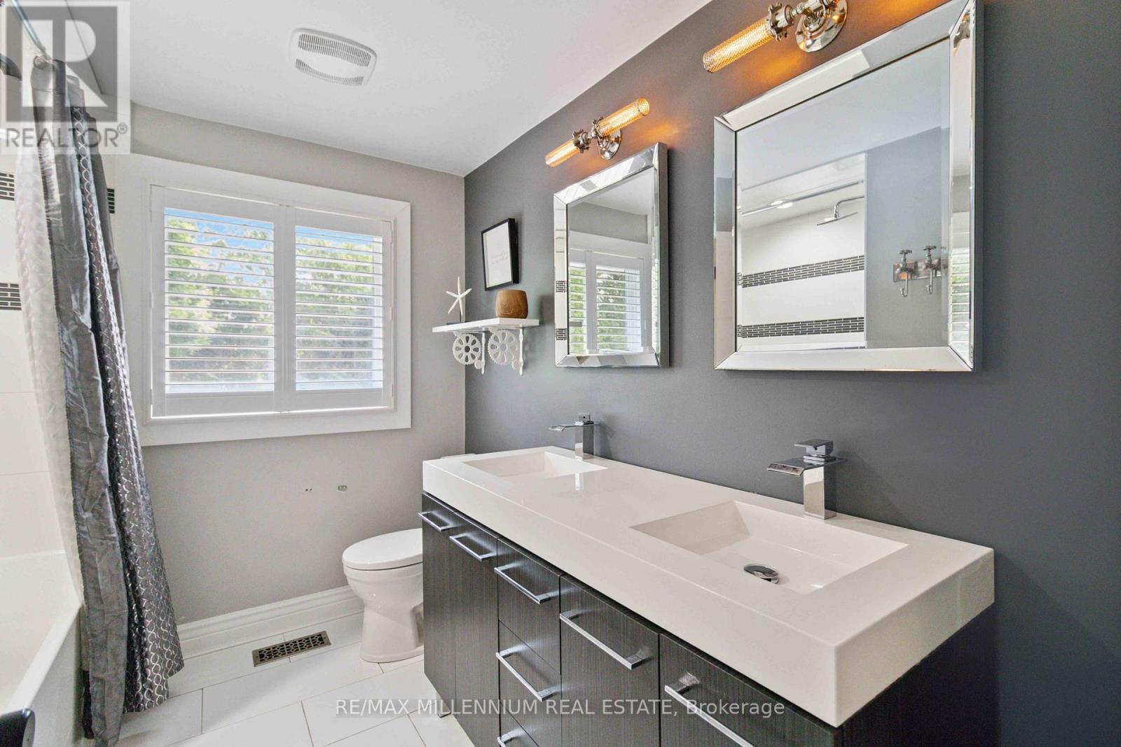 250 Daphne Avenue, Mississauga, ON - Indoor Photo Showing Bathroom