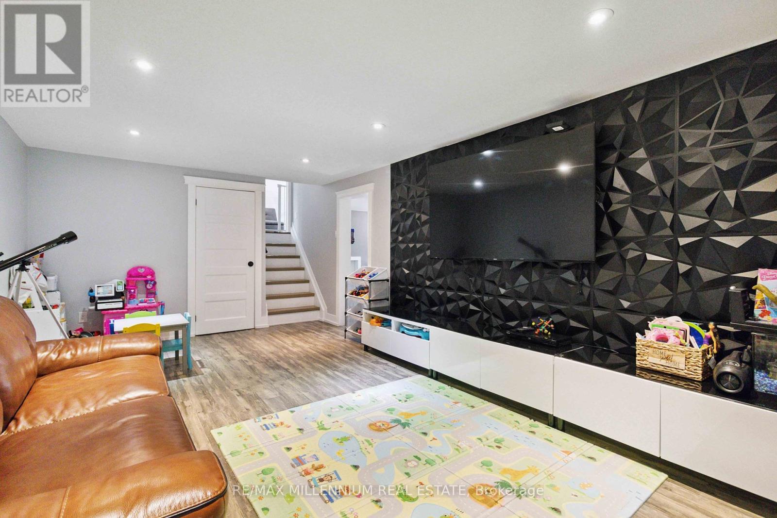 250 Daphne Avenue, Mississauga, ON - Indoor