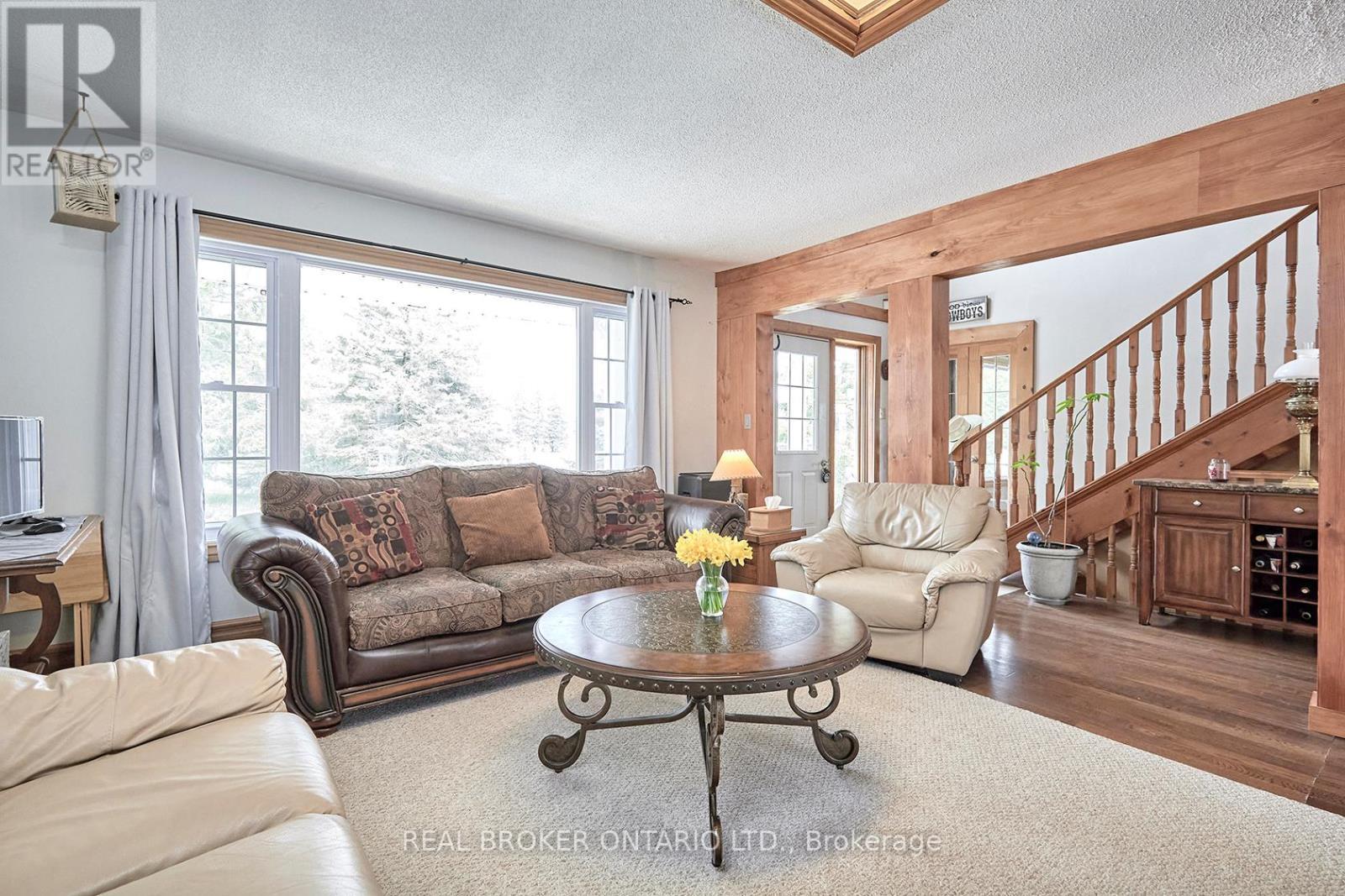 504224 89 Highway, Amaranth, ON - Indoor Photo Showing Living Room