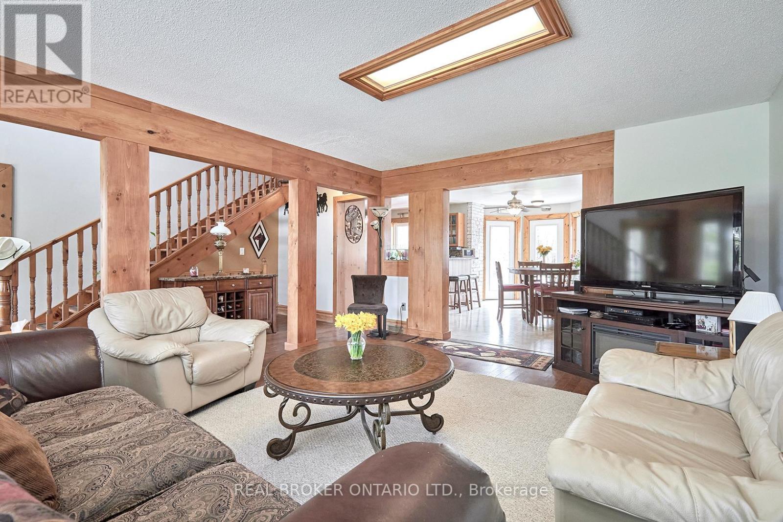 504224 89 Highway, Amaranth, ON - Indoor Photo Showing Living Room