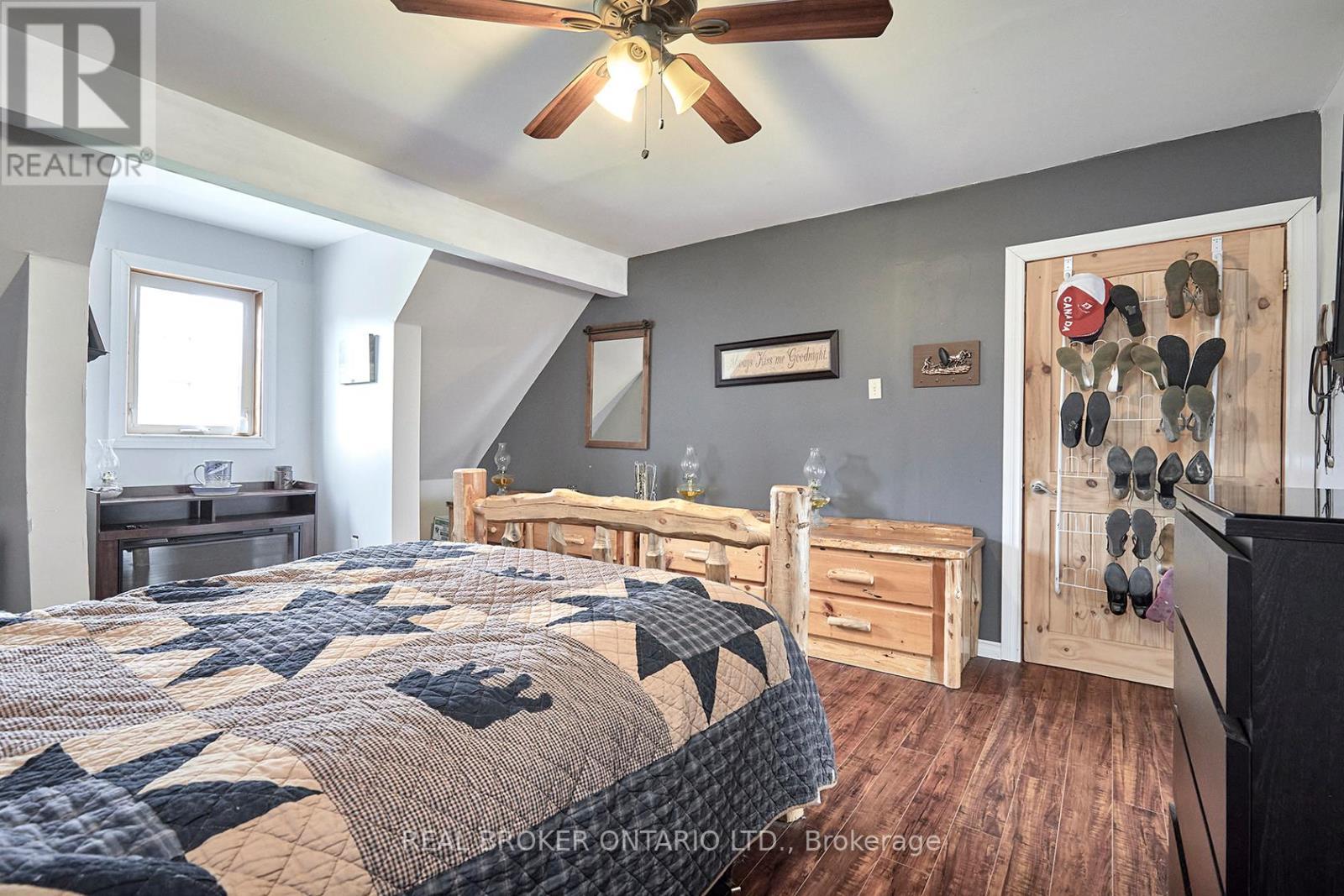 504224 89 Highway, Amaranth, ON - Indoor Photo Showing Bedroom