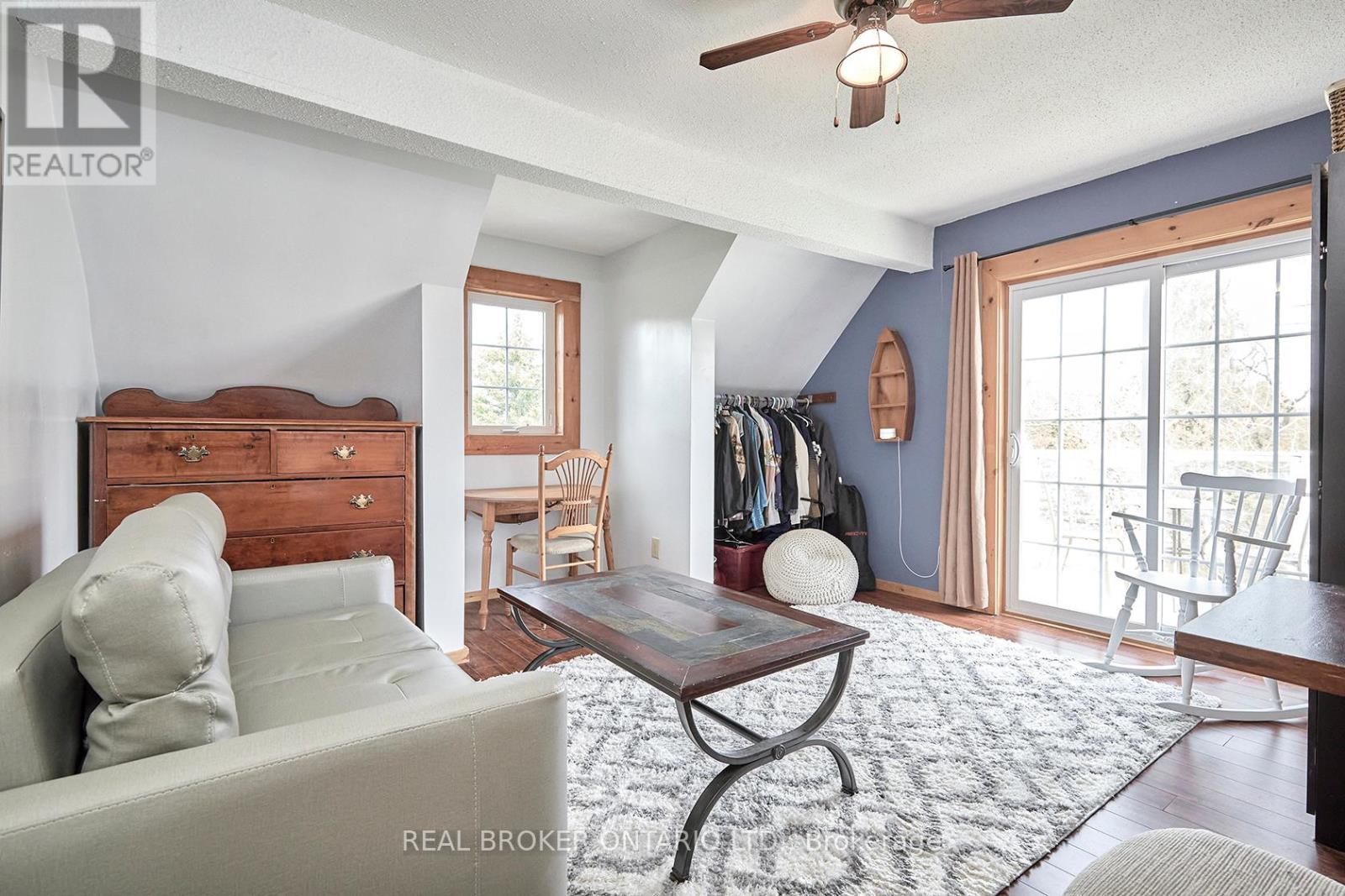 504224 89 Highway, Amaranth, ON - Indoor Photo Showing Living Room