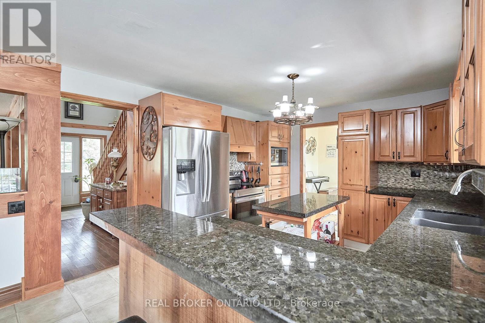 504224 89 Highway, Amaranth, ON - Indoor Photo Showing Kitchen With Double Sink With Upgraded Kitchen