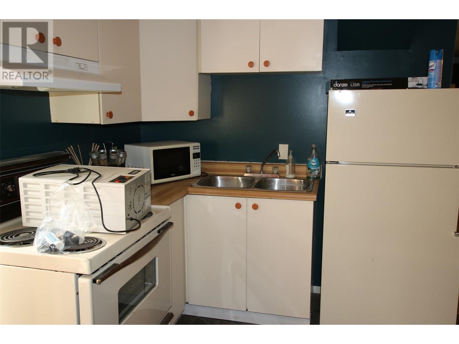 232 Bergeron Drive, Tumbler Ridge, BC - Indoor Photo Showing Kitchen With Double Sink