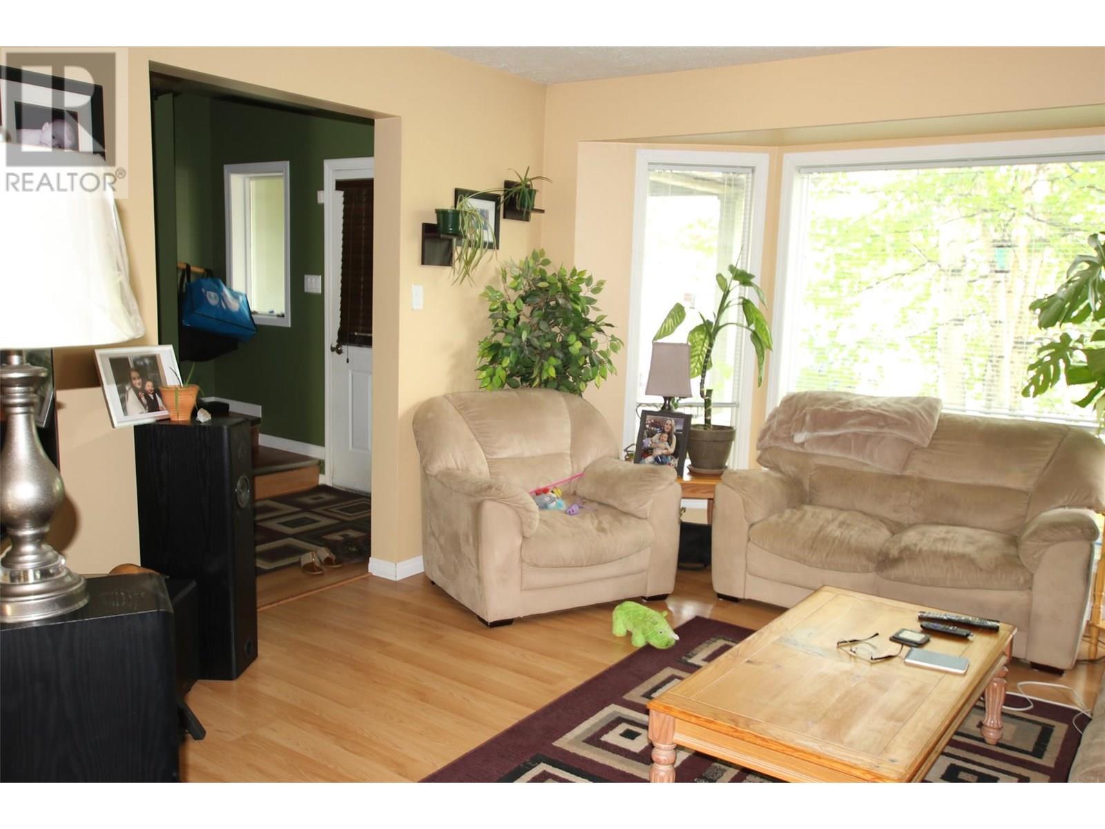 232 Bergeron Drive, Tumbler Ridge, BC - Indoor Photo Showing Living Room