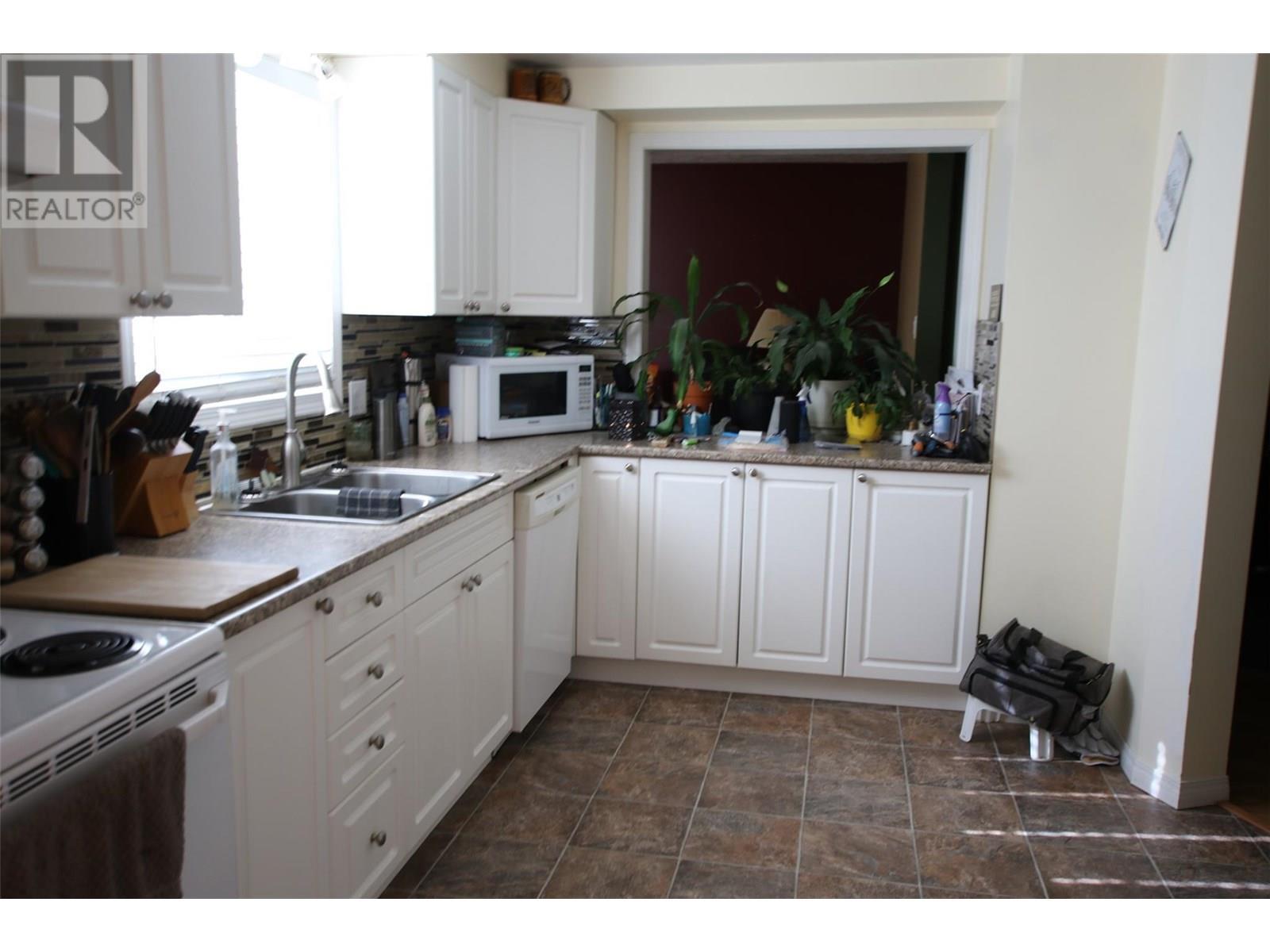232 Bergeron Drive, Tumbler Ridge, BC - Indoor Photo Showing Kitchen With Double Sink