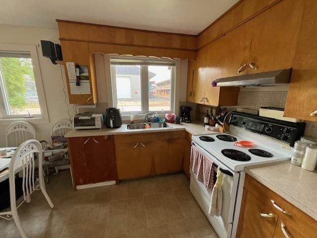 53 1St Street Ne, Erickson, MB - Indoor Photo Showing Kitchen With Double Sink
