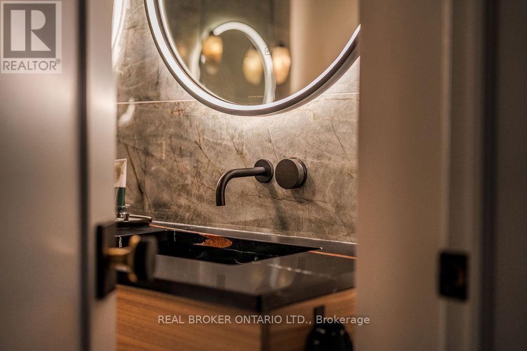 4401 - 805 Carling Avenue, Ottawa, ON - Indoor