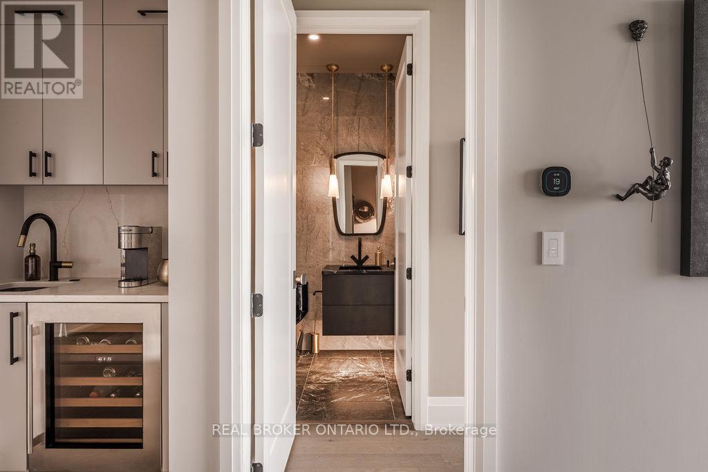 4401 - 805 Carling Avenue, Ottawa, ON - Indoor