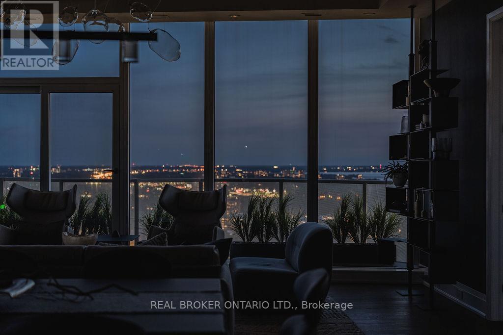 4401 - 805 Carling Avenue, Ottawa, ON - Indoor