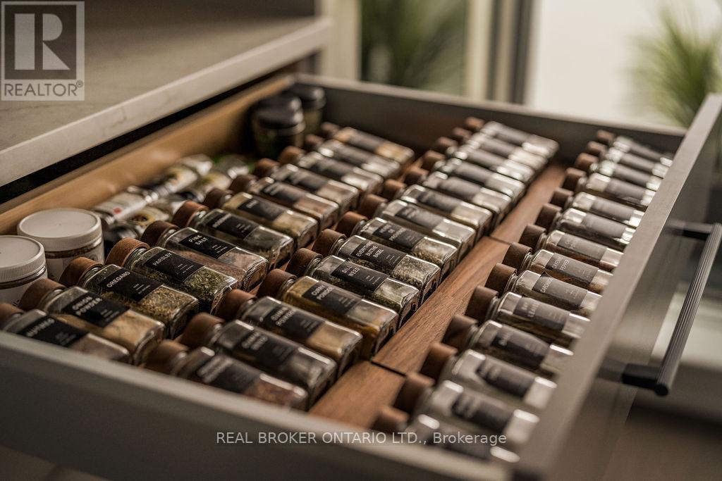 4401 - 805 Carling Avenue, Ottawa, ON - Indoor