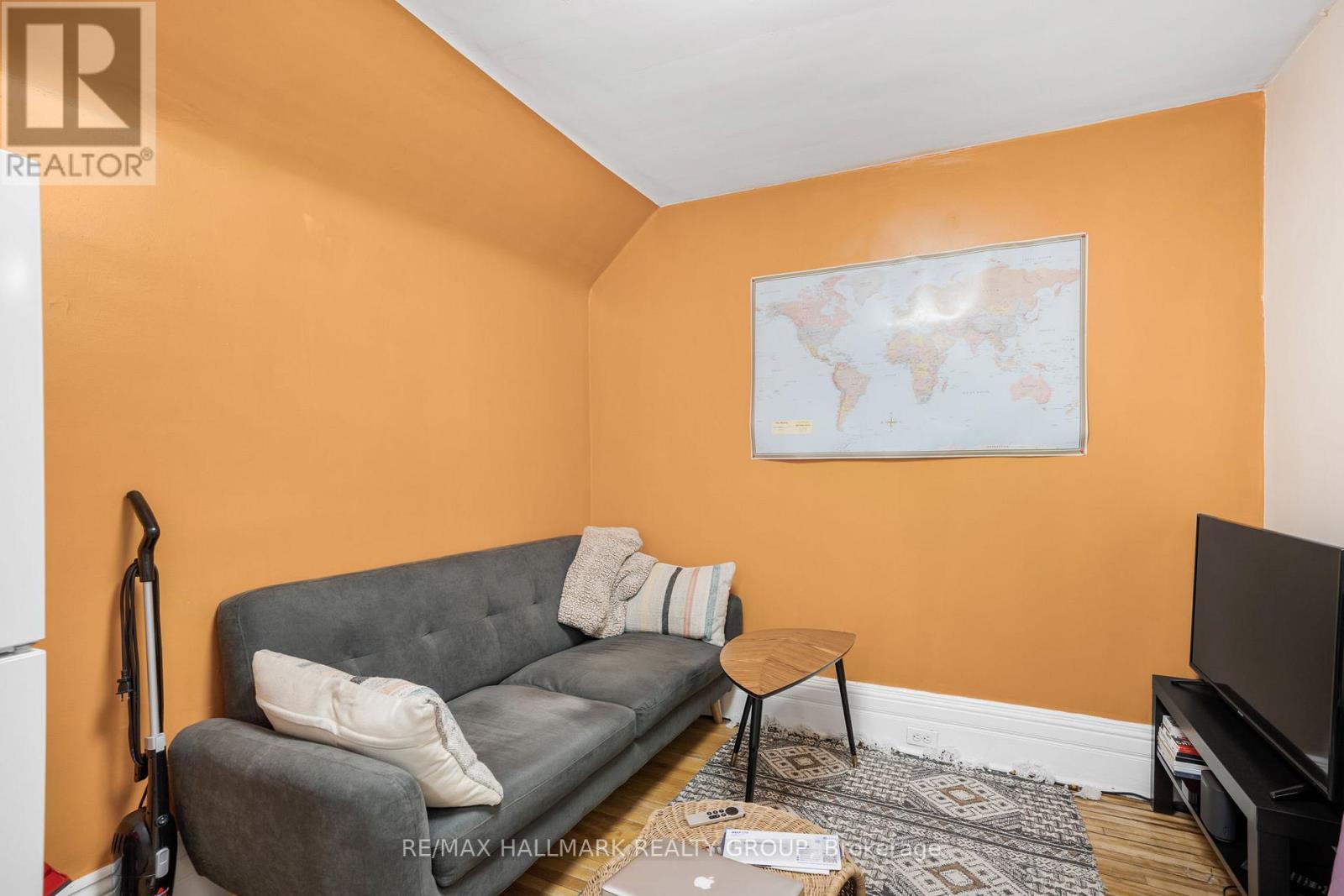 48 Louisa Street, Ottawa, ON - Indoor Photo Showing Living Room