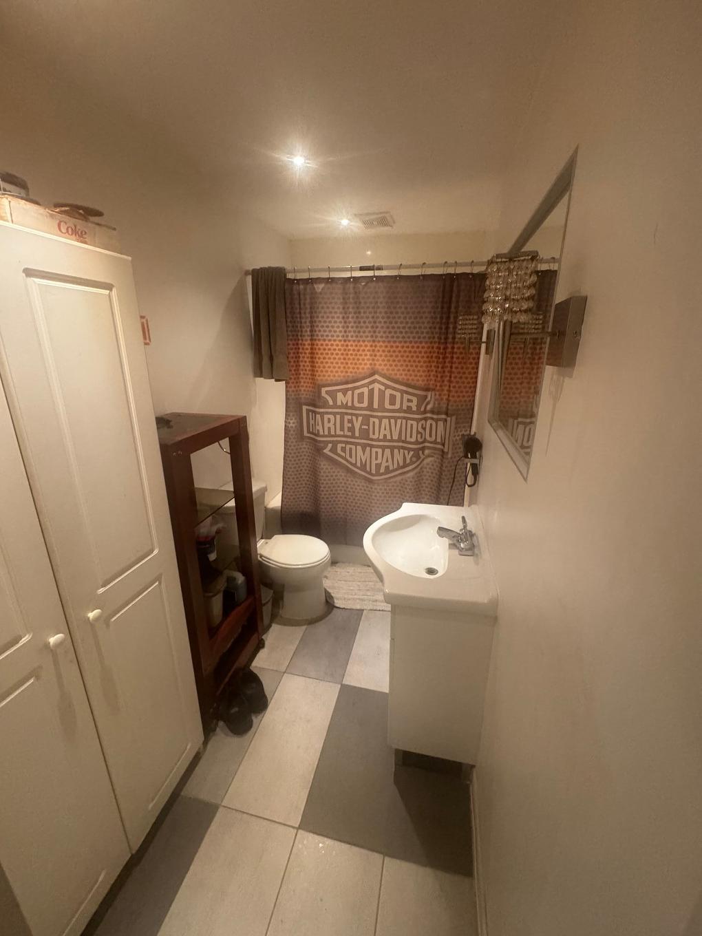 Salle de bains - 2240 Rue Latour, Longueuil (Saint-Hubert), QC - Indoor Photo Showing Bathroom