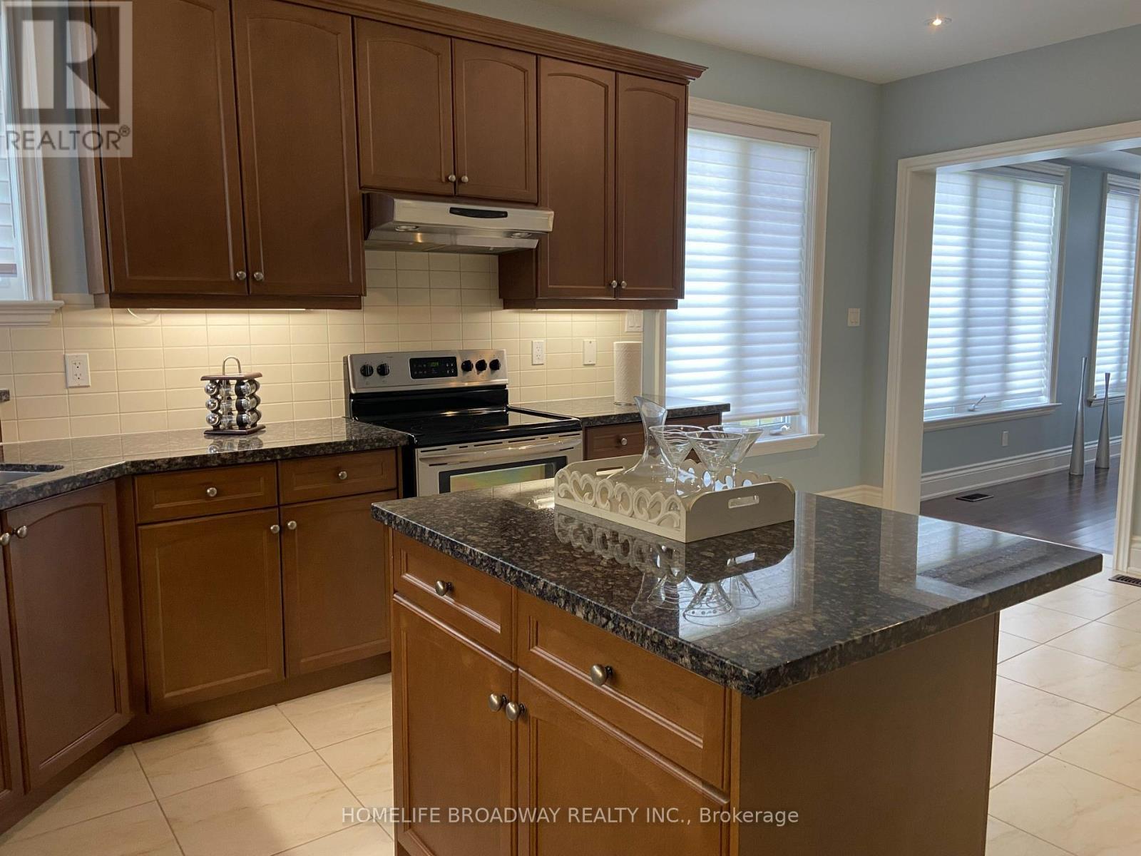 Kitchen with Centre Island - 8 Wolford Court, Georgina, ON - Indoor Photo Showing Kitchen