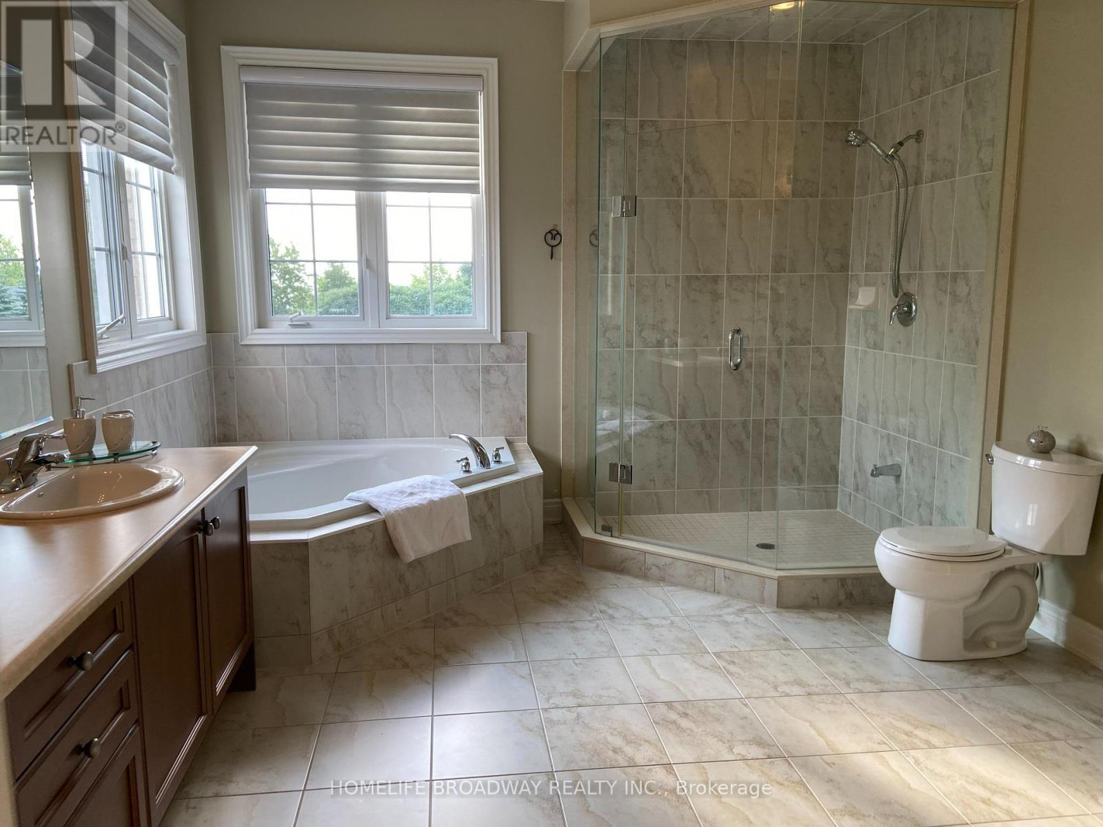 Primary Room with Ensuite - 8 Wolford Court, Georgina, ON - Indoor Photo Showing Bathroom