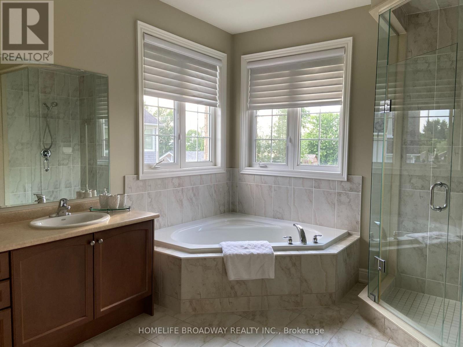 Primary Room with 6 Pc Ensuite - 8 Wolford Court, Georgina, ON - Indoor Photo Showing Bathroom